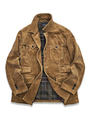 製品画像:アメリカンヴィンテージ風コーデュロイハンティングジャケットの正面展示。テーラードシルエットとコーデュロイ素材がエレガントでありながらタフな印象を演出。
詳細画像:天然のバッファローホーンボタンと英国風チェック柄裏地のディテール展示。クラシックな雰囲気と独特の質感が魅力。