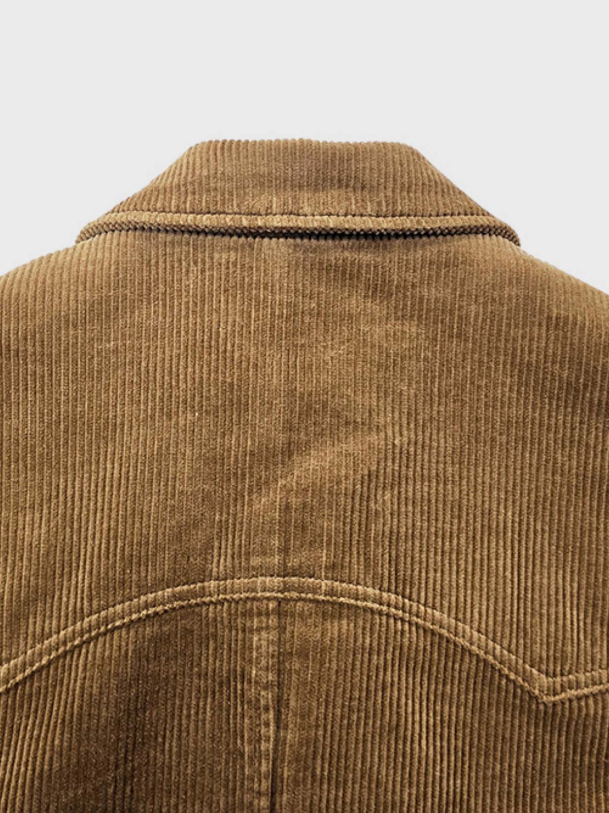 製品画像:アメリカンヴィンテージ風コーデュロイハンティングジャケットの正面展示。テーラードシルエットとコーデュロイ素材がエレガントでありながらタフな印象を演出。
詳細画像:天然のバッファローホーンボタンと英国風チェック柄裏地のディテール展示。クラシックな雰囲気と独特の質感が魅力。