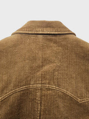 製品画像:アメリカンヴィンテージ風コーデュロイハンティングジャケットの正面展示。テーラードシルエットとコーデュロイ素材がエレガントでありながらタフな印象を演出。
詳細画像:天然のバッファローホーンボタンと英国風チェック柄裏地のディテール展示。クラシックな雰囲気と独特の質感が魅力。