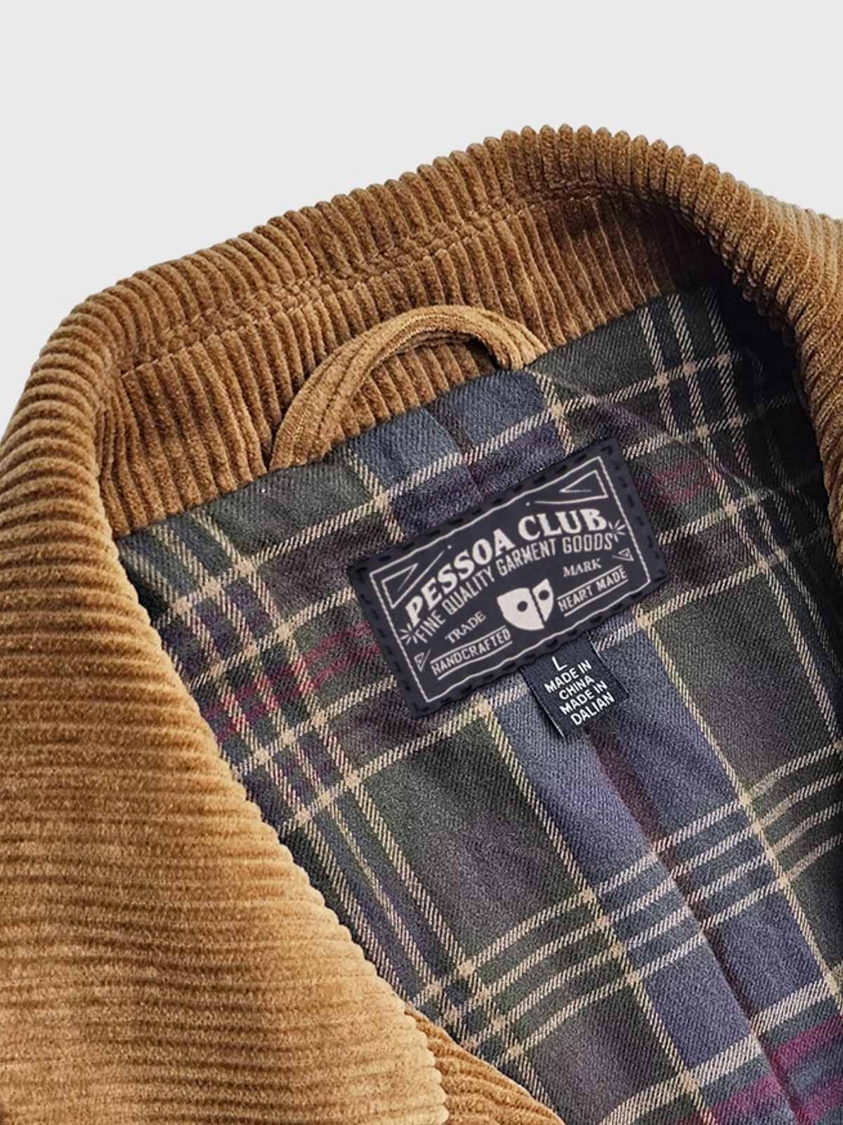製品画像:アメリカンヴィンテージ風コーデュロイハンティングジャケットの正面展示。テーラードシルエットとコーデュロイ素材がエレガントでありながらタフな印象を演出。
詳細画像:天然のバッファローホーンボタンと英国風チェック柄裏地のディテール展示。クラシックな雰囲気と独特の質感が魅力。