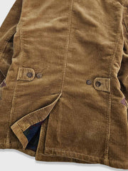 製品画像:アメリカンレトロスタイルのコーデュロイダブルブレストコートの正面図。厚手の生地で耐摩耗性に優れ、秋冬に最適。
詳細画像:ウシガシラボタンと本革で補強されたポケット口と袖口のディテール。アンカーデザインがレトロ感を引き立てます。