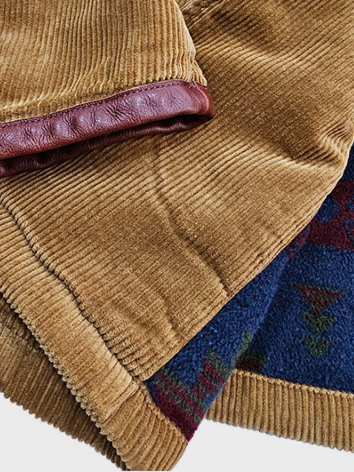 製品画像:アメリカンレトロスタイルのコーデュロイダブルブレストコートの正面図。厚手の生地で耐摩耗性に優れ、秋冬に最適。
詳細画像:ウシガシラボタンと本革で補強されたポケット口と袖口のディテール。アンカーデザインがレトロ感を引き立てます。