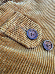 製品画像:アメリカンレトロスタイルのコーデュロイダブルブレストコートの正面図。厚手の生地で耐摩耗性に優れ、秋冬に最適。
詳細画像:ウシガシラボタンと本革で補強されたポケット口と袖口のディテール。アンカーデザインがレトロ感を引き立てます。