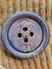 製品画像:アメリカンレトロスタイルのコーデュロイダブルブレストコートの正面図。厚手の生地で耐摩耗性に優れ、秋冬に最適。
詳細画像:ウシガシラボタンと本革で補強されたポケット口と袖口のディテール。アンカーデザインがレトロ感を引き立てます。