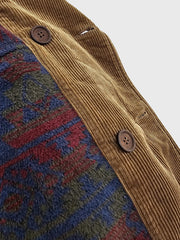 製品画像:アメリカンレトロスタイルのコーデュロイダブルブレストコートの正面図。厚手の生地で耐摩耗性に優れ、秋冬に最適。
詳細画像:ウシガシラボタンと本革で補強されたポケット口と袖口のディテール。アンカーデザインがレトロ感を引き立てます。