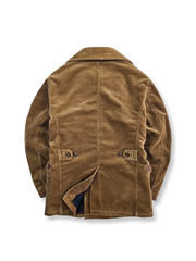 製品画像:アメリカンレトロスタイルのコーデュロイダブルブレストコートの正面図。厚手の生地で耐摩耗性に優れ、秋冬に最適。
詳細画像:ウシガシラボタンと本革で補強されたポケット口と袖口のディテール。アンカーデザインがレトロ感を引き立てます。