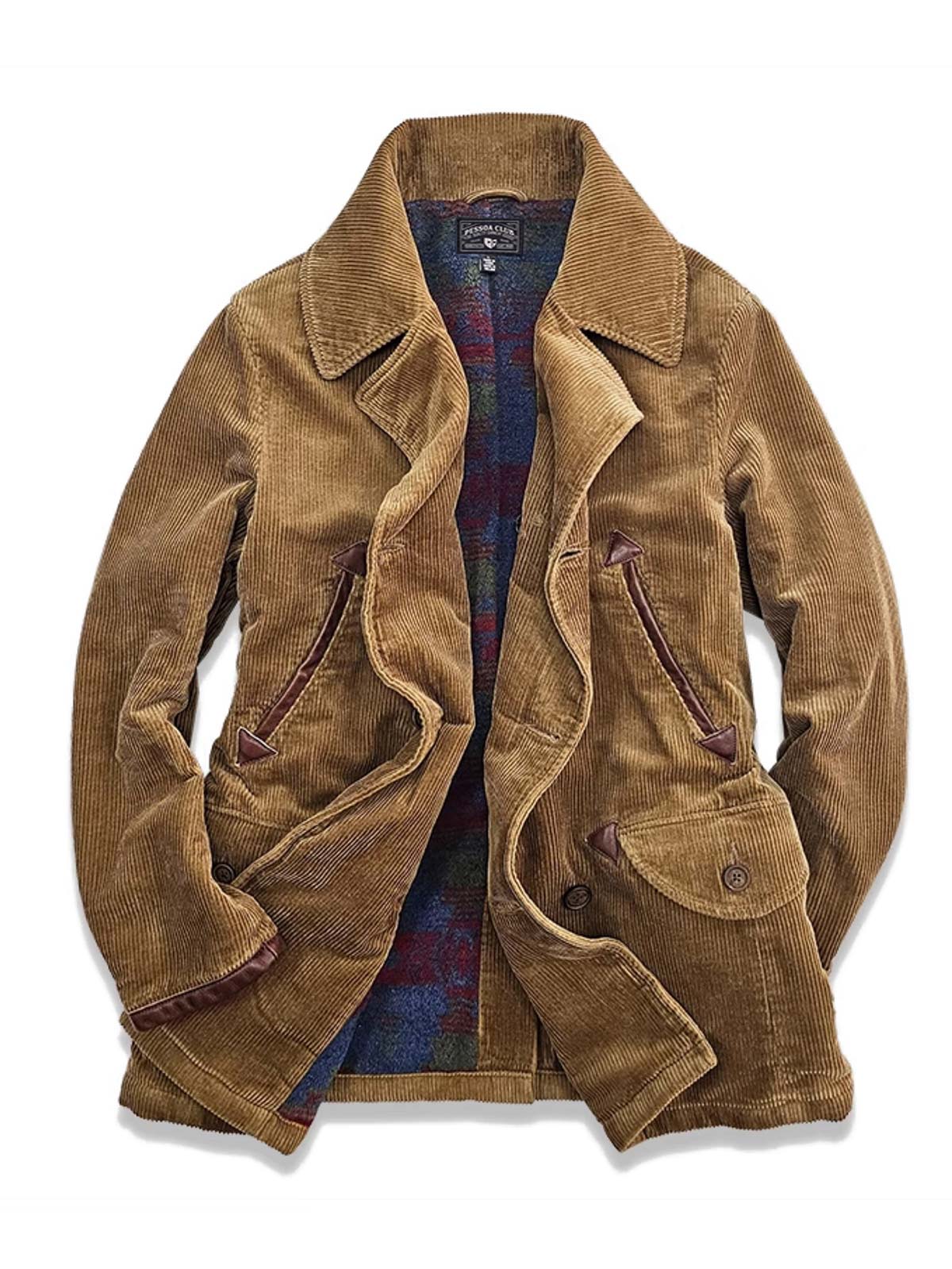 製品画像:アメリカンレトロスタイルのコーデュロイダブルブレストコートの正面図。厚手の生地で耐摩耗性に優れ、秋冬に最適。
詳細画像:ウシガシラボタンと本革で補強されたポケット口と袖口のディテール。アンカーデザインがレトロ感を引き立てます。