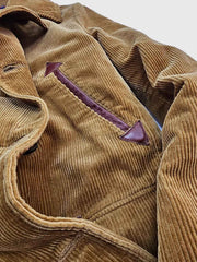 製品画像:アメリカンレトロスタイルのコーデュロイダブルブレストコートの正面図。厚手の生地で耐摩耗性に優れ、秋冬に最適。
詳細画像:ウシガシラボタンと本革で補強されたポケット口と袖口のディテール。アンカーデザインがレトロ感を引き立てます。