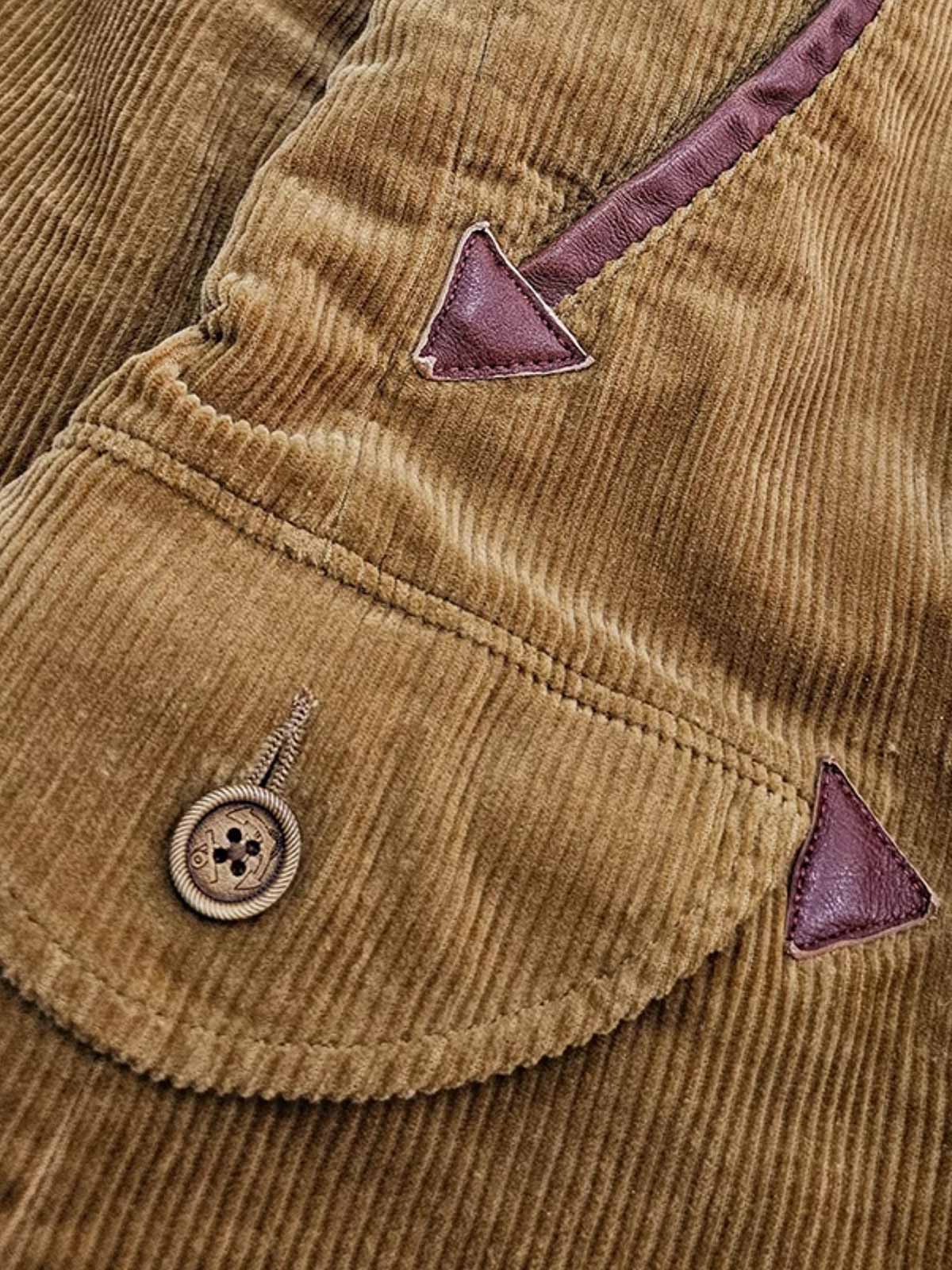 製品画像:アメリカンレトロスタイルのコーデュロイダブルブレストコートの正面図。厚手の生地で耐摩耗性に優れ、秋冬に最適。
詳細画像:ウシガシラボタンと本革で補強されたポケット口と袖口のディテール。アンカーデザインがレトロ感を引き立てます。