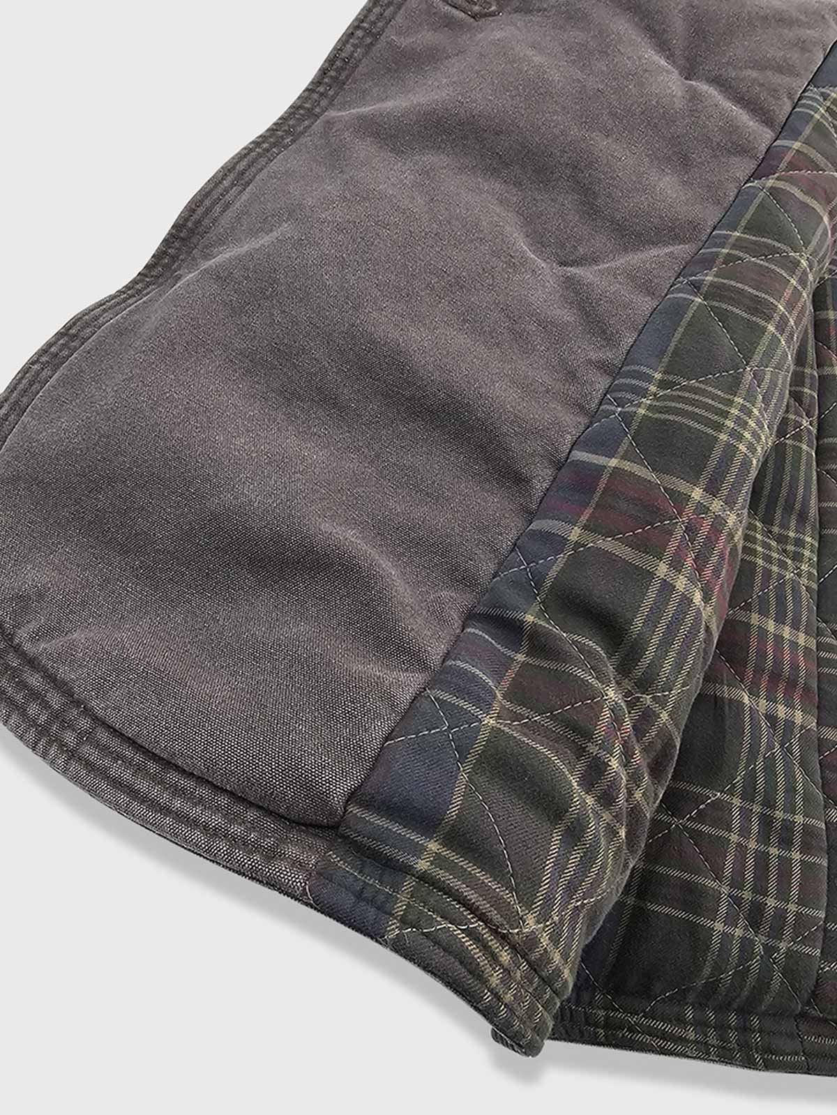 製品画像: ヴィンテージワーク風のダブルブレストジャケット全体像。独特な抜染加工が施され、天然焼き角ボタンがポイントの個性的なデザイン。
詳細画像: 焼き角ボタンとヴィンテージ加工のディテール。唯一無二のテクスチャーと風合いが感じられる仕上がりで、クオリティの高さが表現されています。