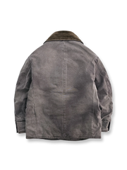 製品画像: ヴィンテージワーク風のダブルブレストジャケット全体像。独特な抜染加工が施され、天然焼き角ボタンがポイントの個性的なデザイン。
詳細画像: 焼き角ボタンとヴィンテージ加工のディテール。唯一無二のテクスチャーと風合いが感じられる仕上がりで、クオリティの高さが表現されています。