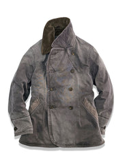 製品画像: ヴィンテージワーク風のダブルブレストジャケット全体像。独特な抜染加工が施され、天然焼き角ボタンがポイントの個性的なデザイン。
詳細画像: 焼き角ボタンとヴィンテージ加工のディテール。唯一無二のテクスチャーと風合いが感じられる仕上がりで、クオリティの高さが表現されています。