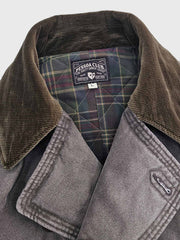 製品画像: ヴィンテージワーク風のダブルブレストジャケット全体像。独特な抜染加工が施され、天然焼き角ボタンがポイントの個性的なデザイン。
詳細画像: 焼き角ボタンとヴィンテージ加工のディテール。唯一無二のテクスチャーと風合いが感じられる仕上がりで、クオリティの高さが表現されています。