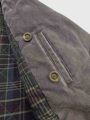 製品画像: ヴィンテージワーク風のダブルブレストジャケット全体像。独特な抜染加工が施され、天然焼き角ボタンがポイントの個性的なデザイン。
詳細画像: 焼き角ボタンとヴィンテージ加工のディテール。唯一無二のテクスチャーと風合いが感じられる仕上がりで、クオリティの高さが表現されています。