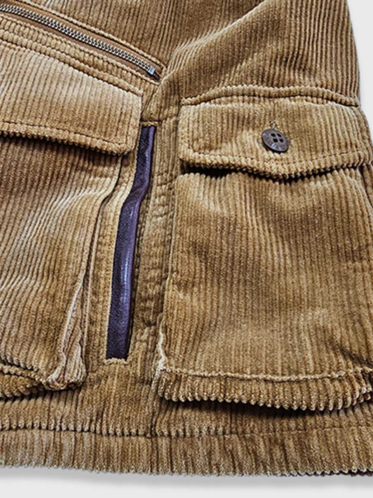 製品画像:ウエスタン風ハンティングジャケットの正面展示。コーデュロイ素材とウォッシュ加工によるヴィンテージ感が特徴。
詳細画像:果実ボタンと多ポケットのディテールをクローズアップ。実用性とデザイン性が調和したジャケットのディテール。