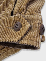 製品画像:ウエスタン風ハンティングジャケットの正面展示。コーデュロイ素材とウォッシュ加工によるヴィンテージ感が特徴。
詳細画像:果実ボタンと多ポケットのディテールをクローズアップ。実用性とデザイン性が調和したジャケットのディテール。