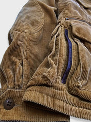 製品画像:ウエスタン風ハンティングジャケットの正面展示。コーデュロイ素材とウォッシュ加工によるヴィンテージ感が特徴。
詳細画像:果実ボタンと多ポケットのディテールをクローズアップ。実用性とデザイン性が調和したジャケットのディテール。