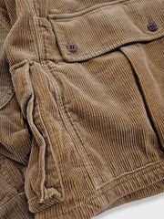 製品画像:ウエスタン風ハンティングジャケットの正面展示。コーデュロイ素材とウォッシュ加工によるヴィンテージ感が特徴。
詳細画像:果実ボタンと多ポケットのディテールをクローズアップ。実用性とデザイン性が調和したジャケットのディテール。