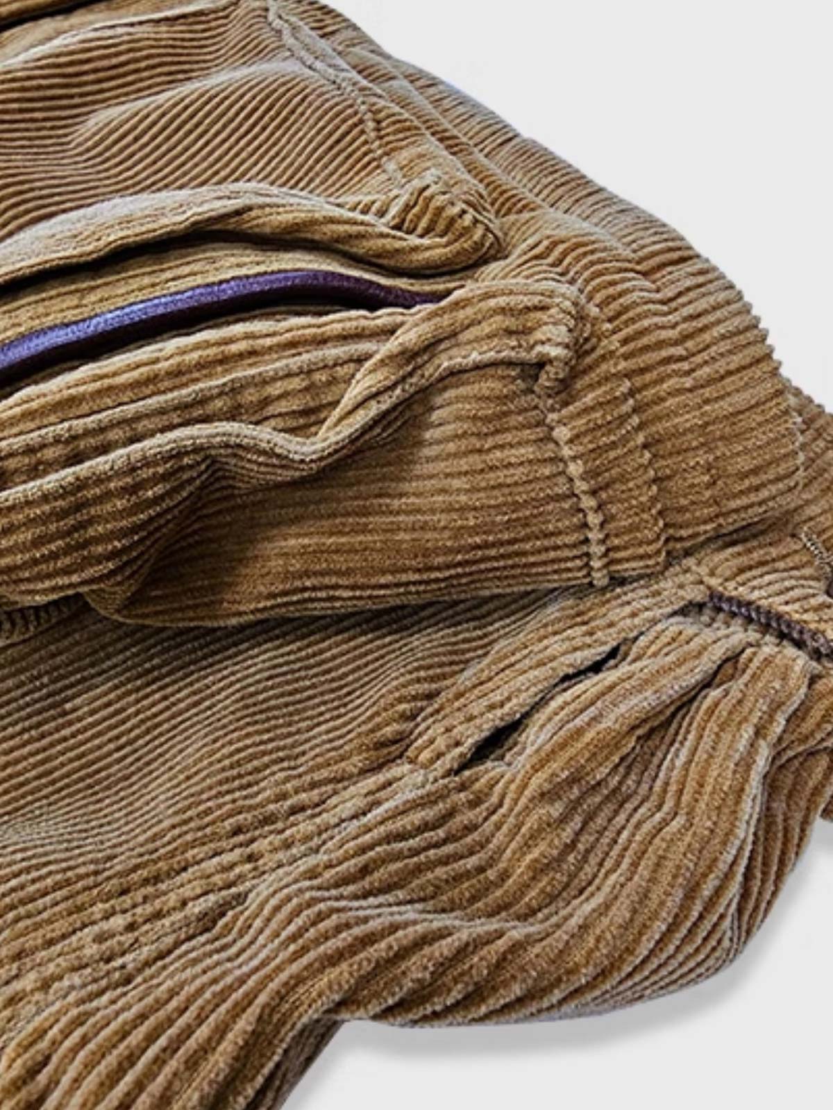 製品画像:ウエスタン風ハンティングジャケットの正面展示。コーデュロイ素材とウォッシュ加工によるヴィンテージ感が特徴。
詳細画像:果実ボタンと多ポケットのディテールをクローズアップ。実用性とデザイン性が調和したジャケットのディテール。