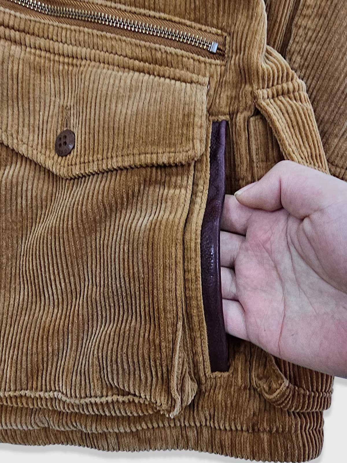 製品画像:ウエスタン風ハンティングジャケットの正面展示。コーデュロイ素材とウォッシュ加工によるヴィンテージ感が特徴。
詳細画像:果実ボタンと多ポケットのディテールをクローズアップ。実用性とデザイン性が調和したジャケットのディテール。