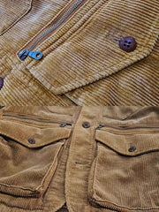 製品画像:ウエスタン風ハンティングジャケットの正面展示。コーデュロイ素材とウォッシュ加工によるヴィンテージ感が特徴。
詳細画像:果実ボタンと多ポケットのディテールをクローズアップ。実用性とデザイン性が調和したジャケットのディテール。