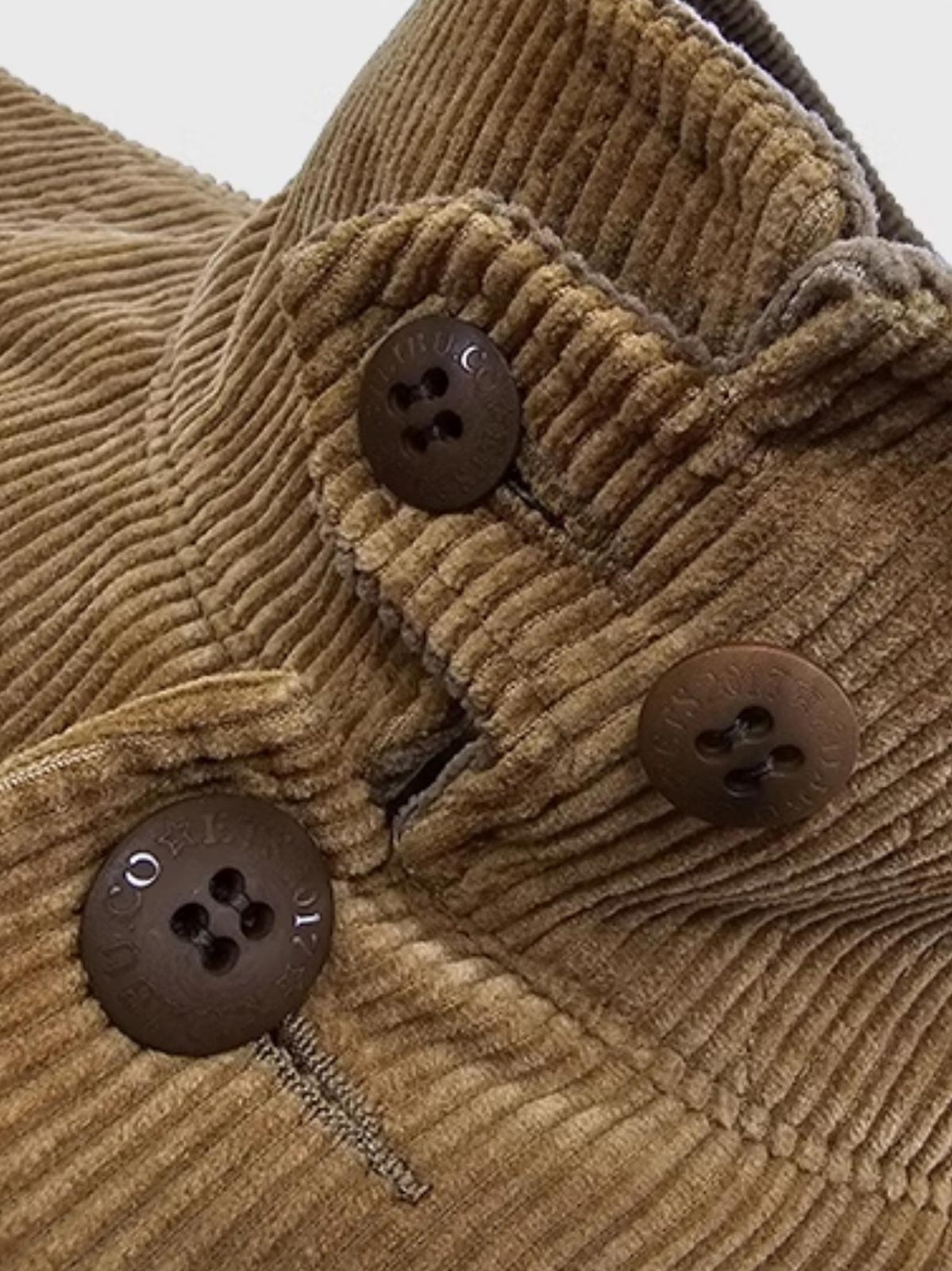 製品画像:ウエスタン風ハンティングジャケットの正面展示。コーデュロイ素材とウォッシュ加工によるヴィンテージ感が特徴。
詳細画像:果実ボタンと多ポケットのディテールをクローズアップ。実用性とデザイン性が調和したジャケットのディテール。