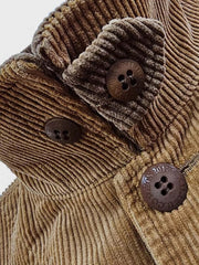 製品画像:ウエスタン風ハンティングジャケットの正面展示。コーデュロイ素材とウォッシュ加工によるヴィンテージ感が特徴。
詳細画像:果実ボタンと多ポケットのディテールをクローズアップ。実用性とデザイン性が調和したジャケットのディテール。