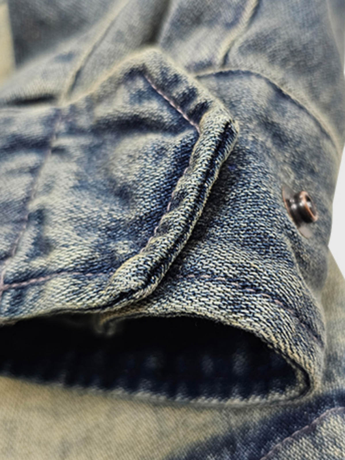 製品画像ALT代替テキスト
ヴィンテージアメリカンスタイルのM65ミリタリーフィールドデニムジャケット、タフな印象を与える多ポケットデザインと独特なウォッシュ加工が特徴。
詳細画像ALT代替テキスト
M65ミリタリーフィールドデニムジャケットのディテール、ウォッシュ加工で個性的な風合いを表現したポケット配置。