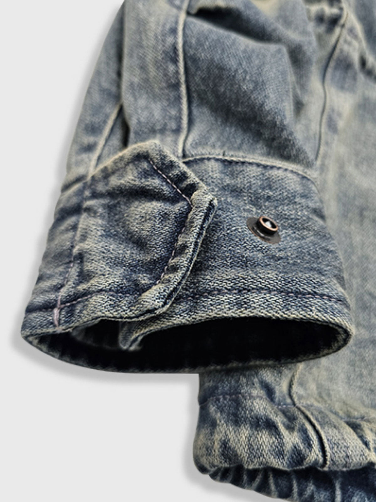 製品画像ALT代替テキスト
ヴィンテージアメリカンスタイルのM65ミリタリーフィールドデニムジャケット、タフな印象を与える多ポケットデザインと独特なウォッシュ加工が特徴。
詳細画像ALT代替テキスト
M65ミリタリーフィールドデニムジャケットのディテール、ウォッシュ加工で個性的な風合いを表現したポケット配置。