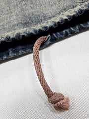 製品画像ALT代替テキスト
ヴィンテージアメリカンスタイルのM65ミリタリーフィールドデニムジャケット、タフな印象を与える多ポケットデザインと独特なウォッシュ加工が特徴。
詳細画像ALT代替テキスト
M65ミリタリーフィールドデニムジャケットのディテール、ウォッシュ加工で個性的な風合いを表現したポケット配置。