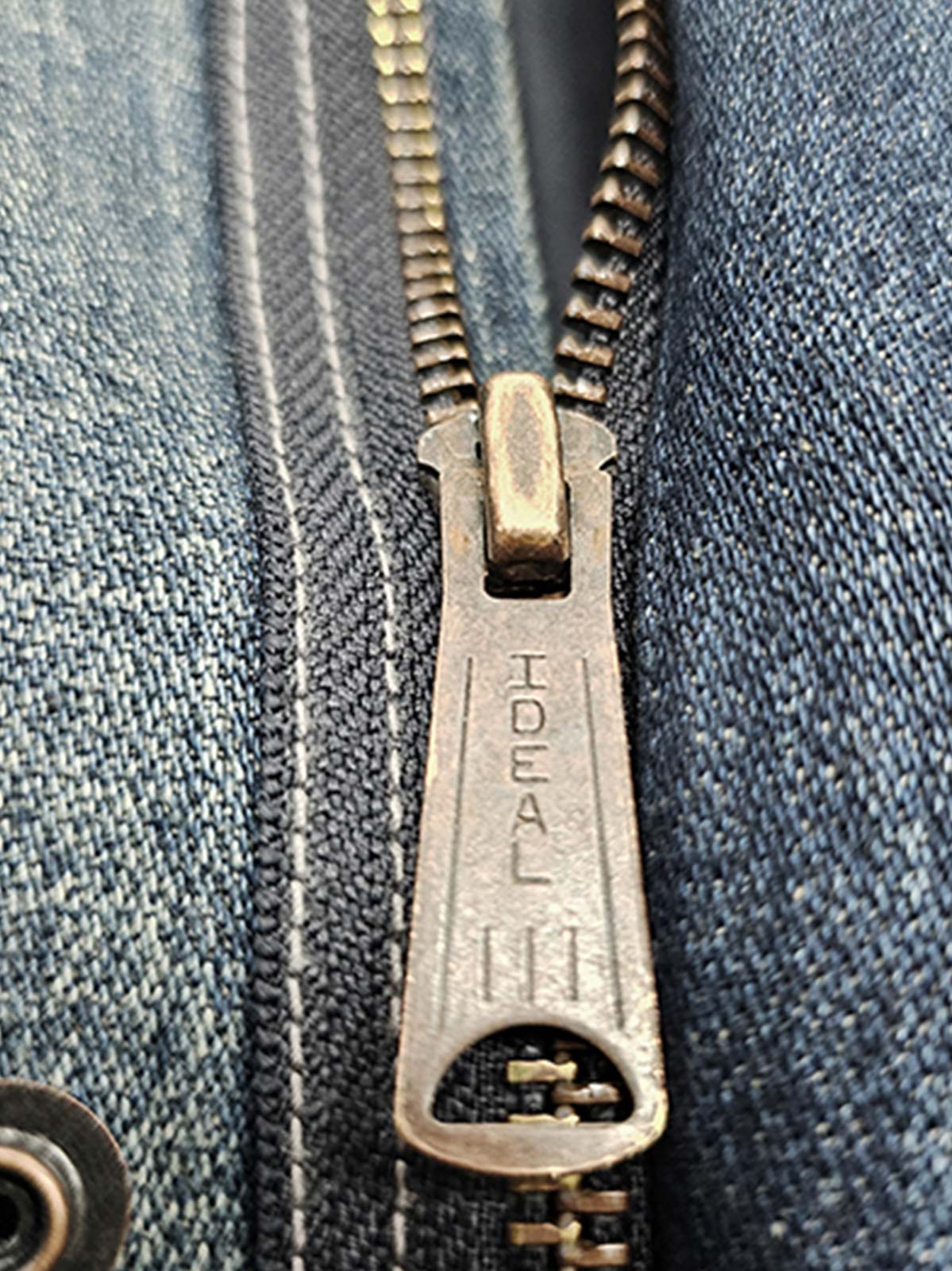 製品画像ALT代替テキスト
ヴィンテージアメリカンスタイルのM65ミリタリーフィールドデニムジャケット、タフな印象を与える多ポケットデザインと独特なウォッシュ加工が特徴。
詳細画像ALT代替テキスト
M65ミリタリーフィールドデニムジャケットのディテール、ウォッシュ加工で個性的な風合いを表現したポケット配置。