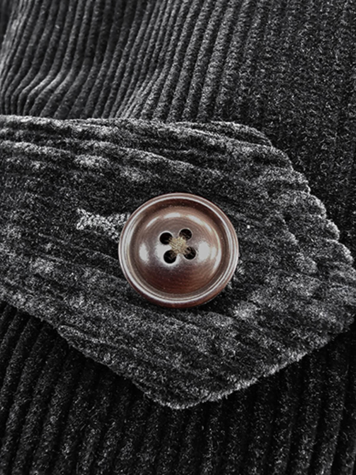 製品画像:ブラックコーデュロイ ダブルブレストコートの正面展示。重厚なコットン生地とクラシックなデザインが特徴。
詳細画像:ダブルブレスト構造とウール混紡ライナーのディテール展示。冬の防寒性とエレガントさを兼ね備えた仕様。