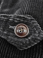 製品画像:ブラックコーデュロイ ダブルブレストコートの正面展示。重厚なコットン生地とクラシックなデザインが特徴。
詳細画像:ダブルブレスト構造とウール混紡ライナーのディテール展示。冬の防寒性とエレガントさを兼ね備えた仕様。