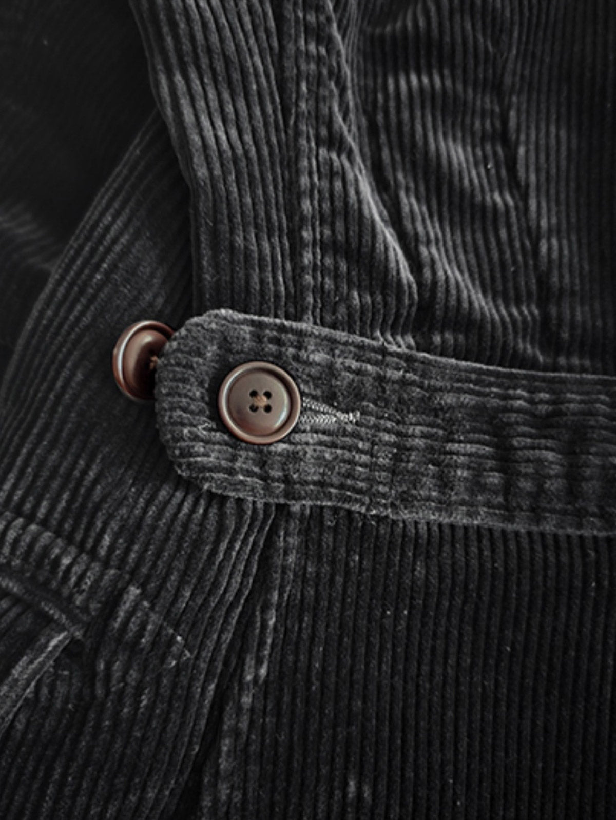 製品画像:ブラックコーデュロイ ダブルブレストコートの正面展示。重厚なコットン生地とクラシックなデザインが特徴。
詳細画像:ダブルブレスト構造とウール混紡ライナーのディテール展示。冬の防寒性とエレガントさを兼ね備えた仕様。
