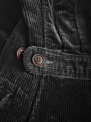 製品画像:ブラックコーデュロイ ダブルブレストコートの正面展示。重厚なコットン生地とクラシックなデザインが特徴。
詳細画像:ダブルブレスト構造とウール混紡ライナーのディテール展示。冬の防寒性とエレガントさを兼ね備えた仕様。