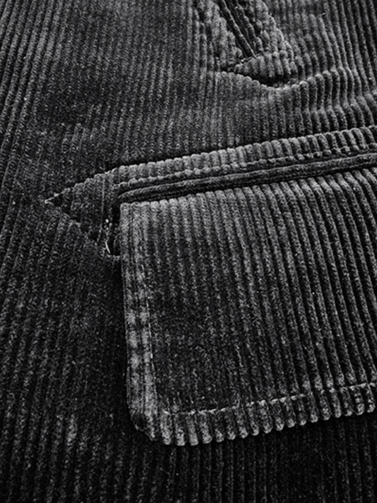 製品画像:ブラックコーデュロイ ダブルブレストコートの正面展示。重厚なコットン生地とクラシックなデザインが特徴。
詳細画像:ダブルブレスト構造とウール混紡ライナーのディテール展示。冬の防寒性とエレガントさを兼ね備えた仕様。