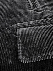 製品画像:ブラックコーデュロイ ダブルブレストコートの正面展示。重厚なコットン生地とクラシックなデザインが特徴。
詳細画像:ダブルブレスト構造とウール混紡ライナーのディテール展示。冬の防寒性とエレガントさを兼ね備えた仕様。