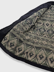 製品画像:ブラックコーデュロイ ダブルブレストコートの正面展示。重厚なコットン生地とクラシックなデザインが特徴。
詳細画像:ダブルブレスト構造とウール混紡ライナーのディテール展示。冬の防寒性とエレガントさを兼ね備えた仕様。