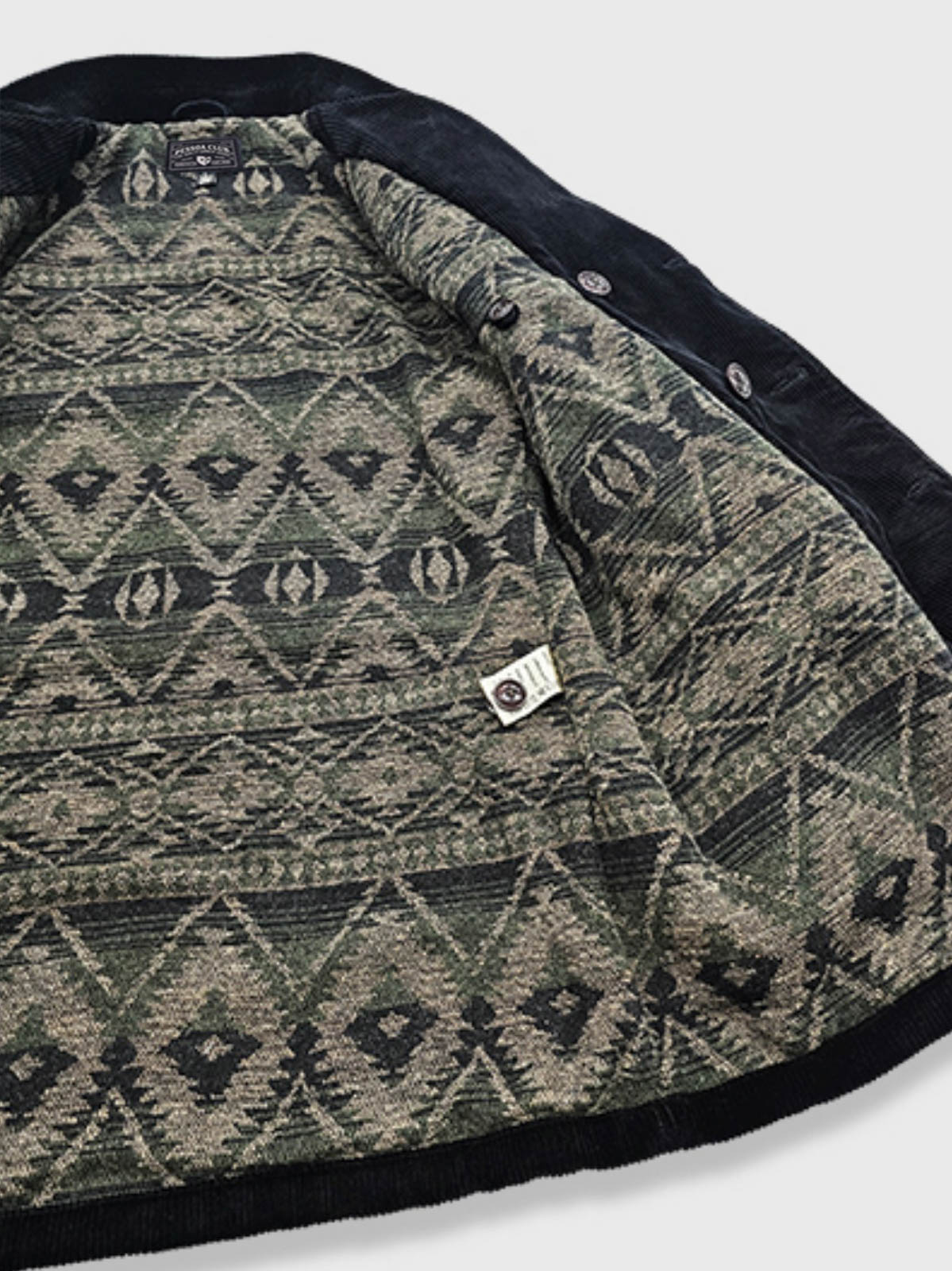 製品画像:ブラックコーデュロイ ダブルブレストコートの正面展示。重厚なコットン生地とクラシックなデザインが特徴。
詳細画像:ダブルブレスト構造とウール混紡ライナーのディテール展示。冬の防寒性とエレガントさを兼ね備えた仕様。