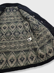 製品画像:ブラックコーデュロイ ダブルブレストコートの正面展示。重厚なコットン生地とクラシックなデザインが特徴。
詳細画像:ダブルブレスト構造とウール混紡ライナーのディテール展示。冬の防寒性とエレガントさを兼ね備えた仕様。