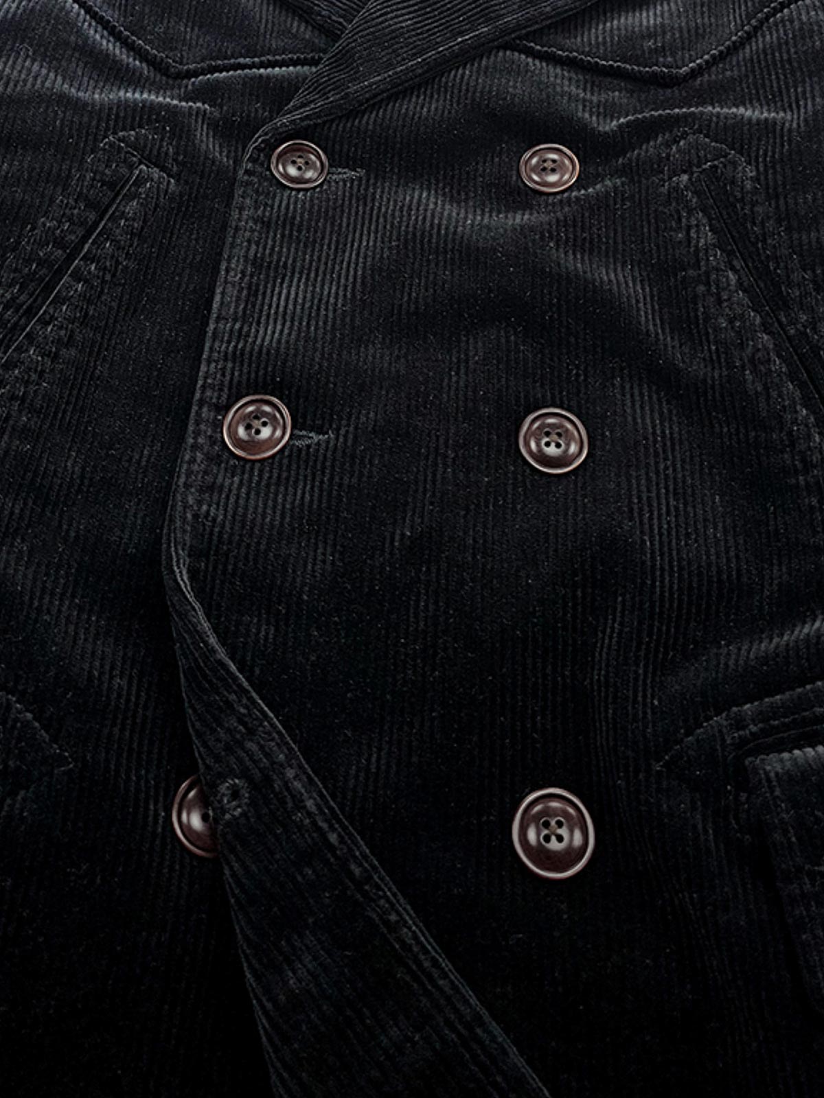 製品画像:ブラックコーデュロイ ダブルブレストコートの正面展示。重厚なコットン生地とクラシックなデザインが特徴。
詳細画像:ダブルブレスト構造とウール混紡ライナーのディテール展示。冬の防寒性とエレガントさを兼ね備えた仕様。