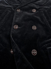 製品画像:ブラックコーデュロイ ダブルブレストコートの正面展示。重厚なコットン生地とクラシックなデザインが特徴。
詳細画像:ダブルブレスト構造とウール混紡ライナーのディテール展示。冬の防寒性とエレガントさを兼ね備えた仕様。