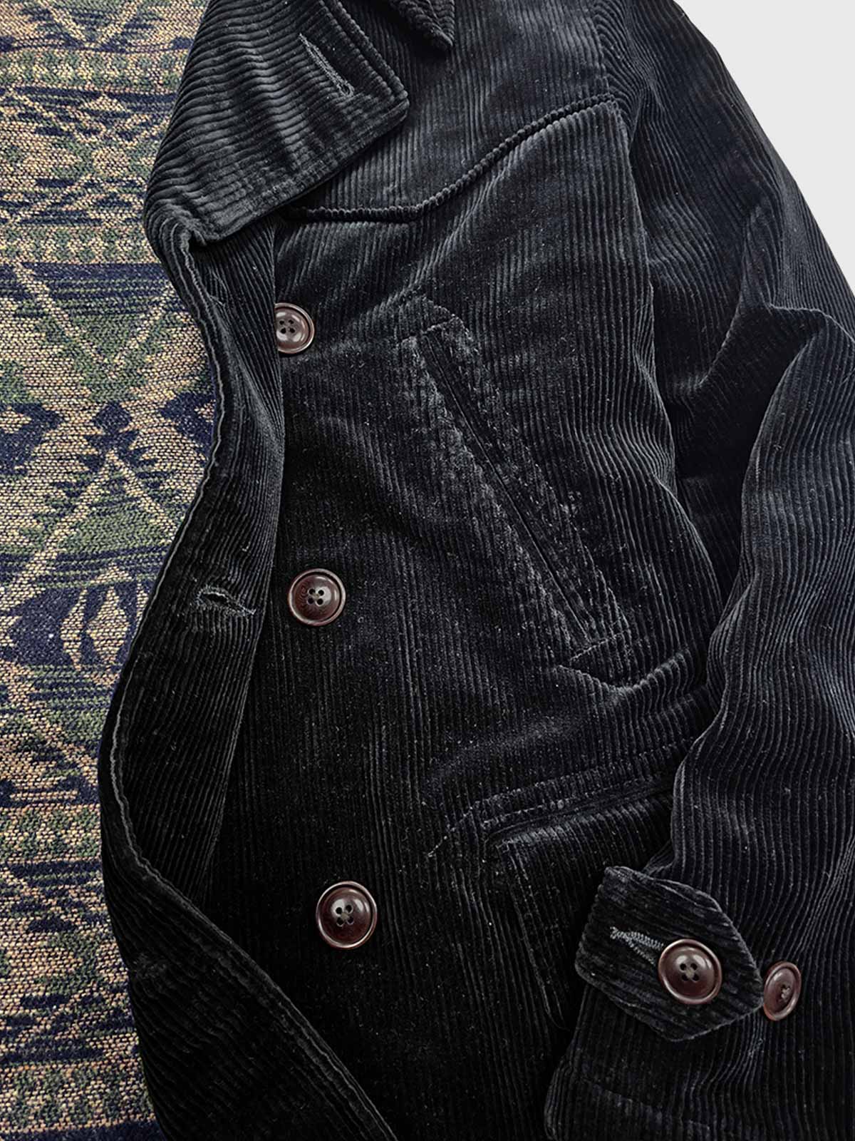 製品画像:ブラックコーデュロイ ダブルブレストコートの正面展示。重厚なコットン生地とクラシックなデザインが特徴。
詳細画像:ダブルブレスト構造とウール混紡ライナーのディテール展示。冬の防寒性とエレガントさを兼ね備えた仕様。