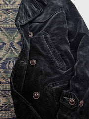 製品画像:ブラックコーデュロイ ダブルブレストコートの正面展示。重厚なコットン生地とクラシックなデザインが特徴。
詳細画像:ダブルブレスト構造とウール混紡ライナーのディテール展示。冬の防寒性とエレガントさを兼ね備えた仕様。