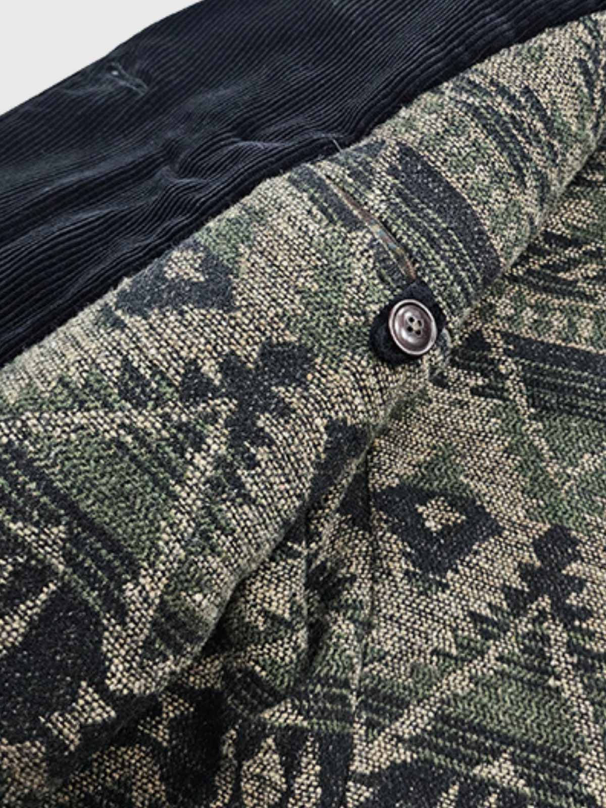 製品画像:ブラックコーデュロイ ダブルブレストコートの正面展示。重厚なコットン生地とクラシックなデザインが特徴。
詳細画像:ダブルブレスト構造とウール混紡ライナーのディテール展示。冬の防寒性とエレガントさを兼ね備えた仕様。