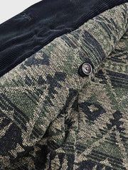 製品画像:ブラックコーデュロイ ダブルブレストコートの正面展示。重厚なコットン生地とクラシックなデザインが特徴。
詳細画像:ダブルブレスト構造とウール混紡ライナーのディテール展示。冬の防寒性とエレガントさを兼ね備えた仕様。