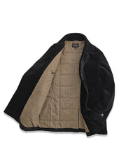 製品画像: コーデュロイ ダブルブレスト 中綿コート全体写真。100%コットン素材とクラシックなダブルブレストデザインが特徴のビジネスカジュアルに最適なコート。
詳細画像: 特殊織りのコーデュロイ生地の立体感、ダブルブレスト仕様、エレガントなワイドラペルを強調したディテール写真。