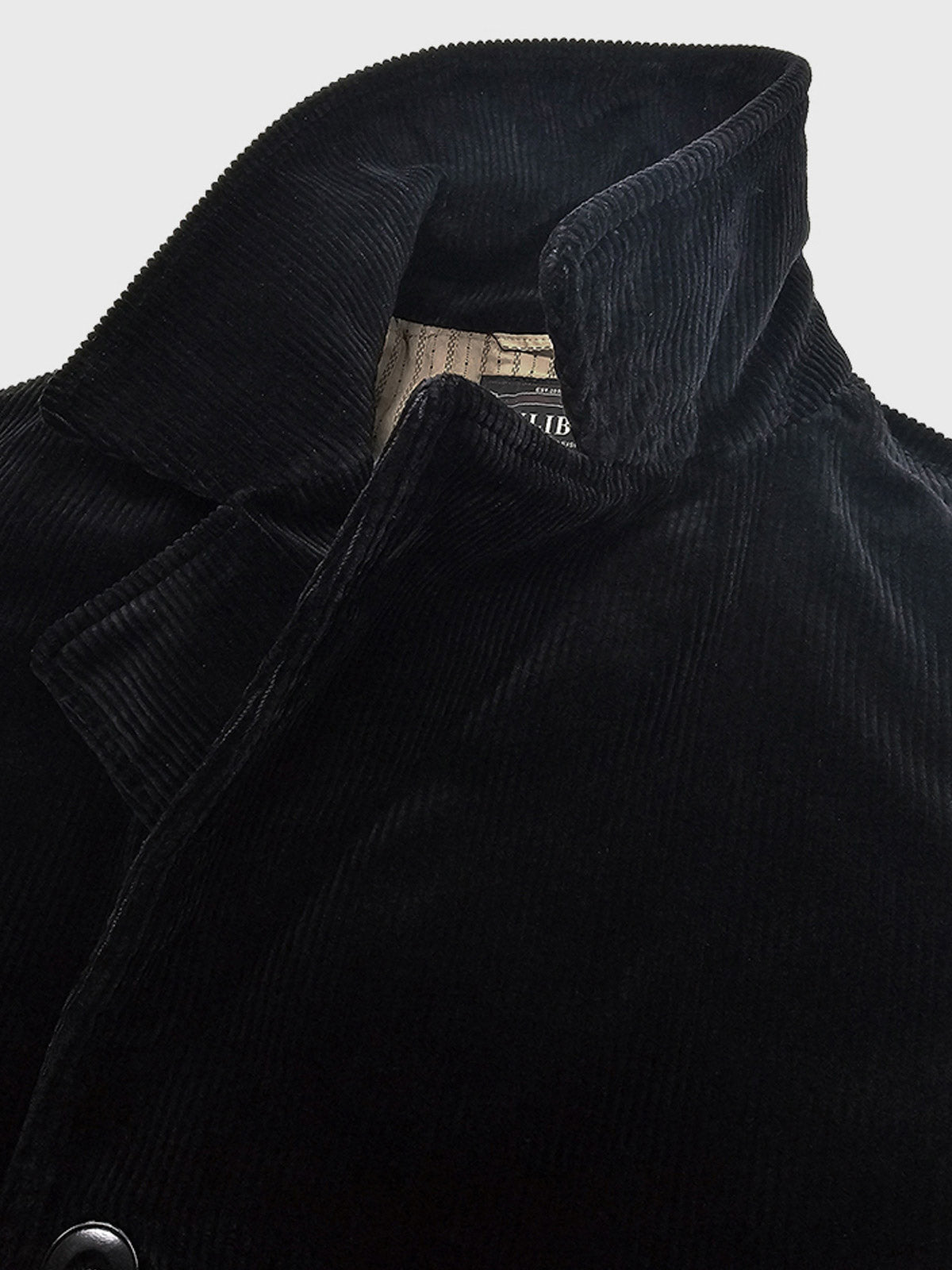 製品画像: コーデュロイ ダブルブレスト 中綿コート全体写真。100%コットン素材とクラシックなダブルブレストデザインが特徴のビジネスカジュアルに最適なコート。
詳細画像: 特殊織りのコーデュロイ生地の立体感、ダブルブレスト仕様、エレガントなワイドラペルを強調したディテール写真。