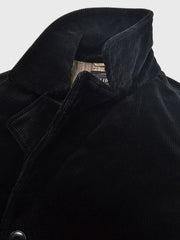 製品画像: コーデュロイ ダブルブレスト 中綿コート全体写真。100%コットン素材とクラシックなダブルブレストデザインが特徴のビジネスカジュアルに最適なコート。
詳細画像: 特殊織りのコーデュロイ生地の立体感、ダブルブレスト仕様、エレガントなワイドラペルを強調したディテール写真。