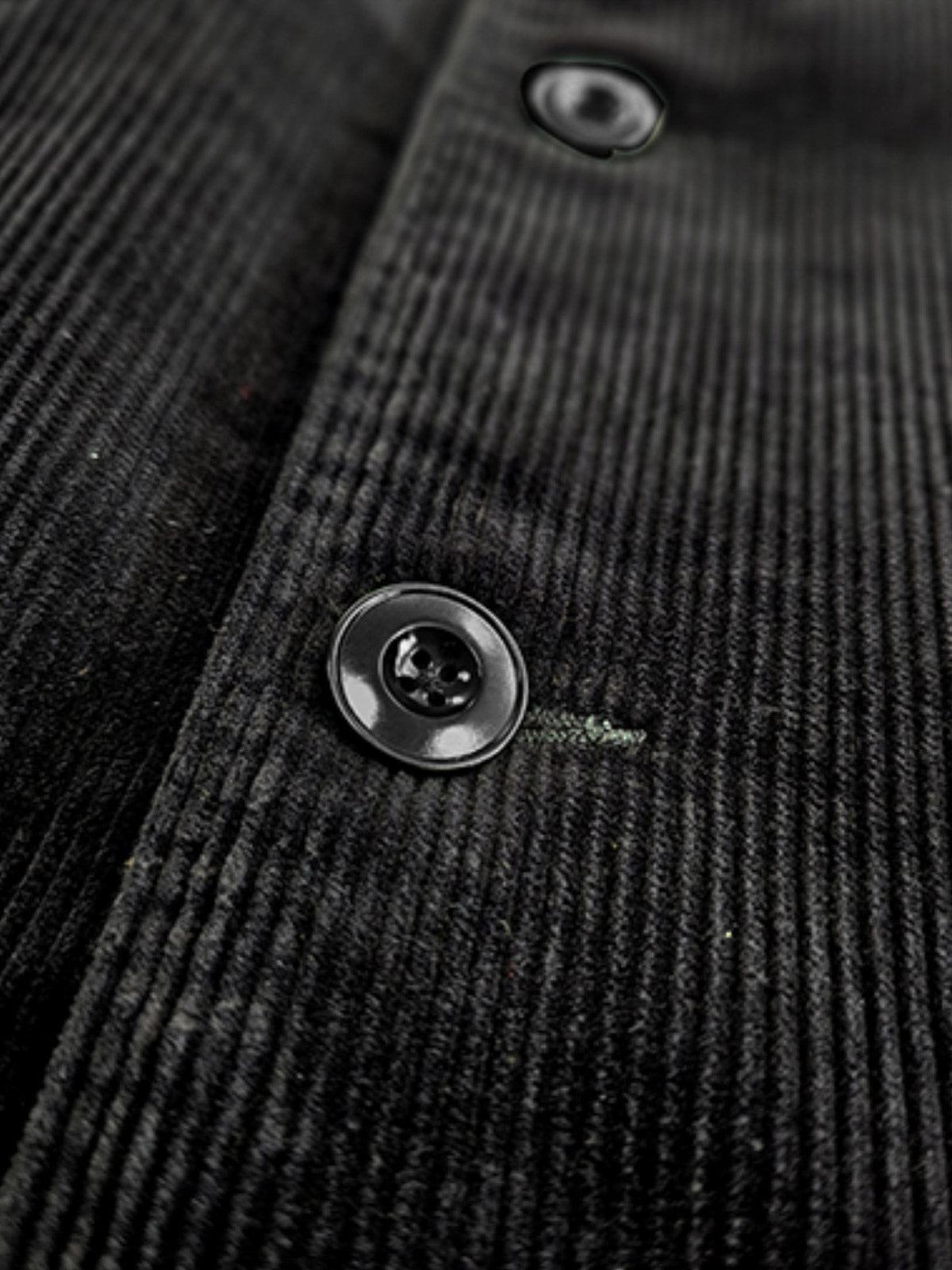 製品画像: コーデュロイ ダブルブレスト 中綿コート全体写真。100%コットン素材とクラシックなダブルブレストデザインが特徴のビジネスカジュアルに最適なコート。
詳細画像: 特殊織りのコーデュロイ生地の立体感、ダブルブレスト仕様、エレガントなワイドラペルを強調したディテール写真。